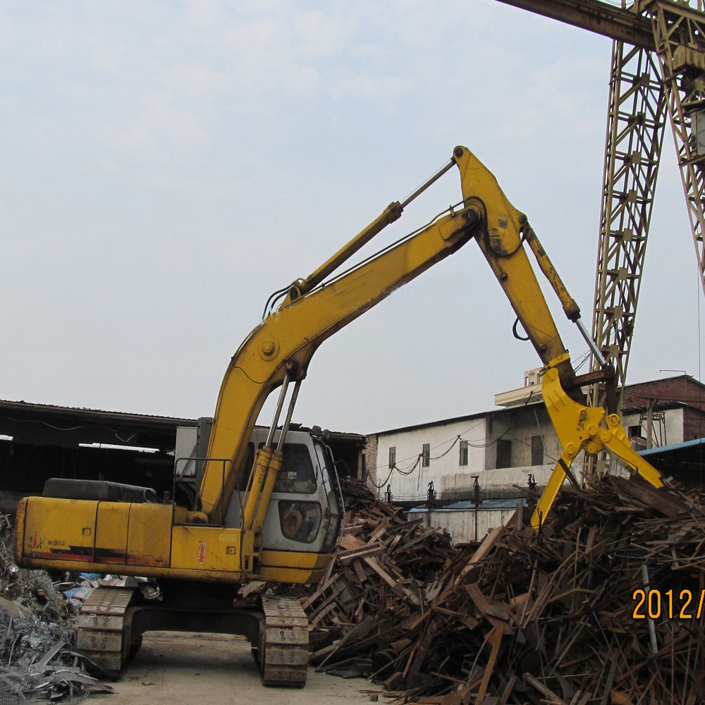 小松120廢鋼抓斗在廢口加工廠投入使用